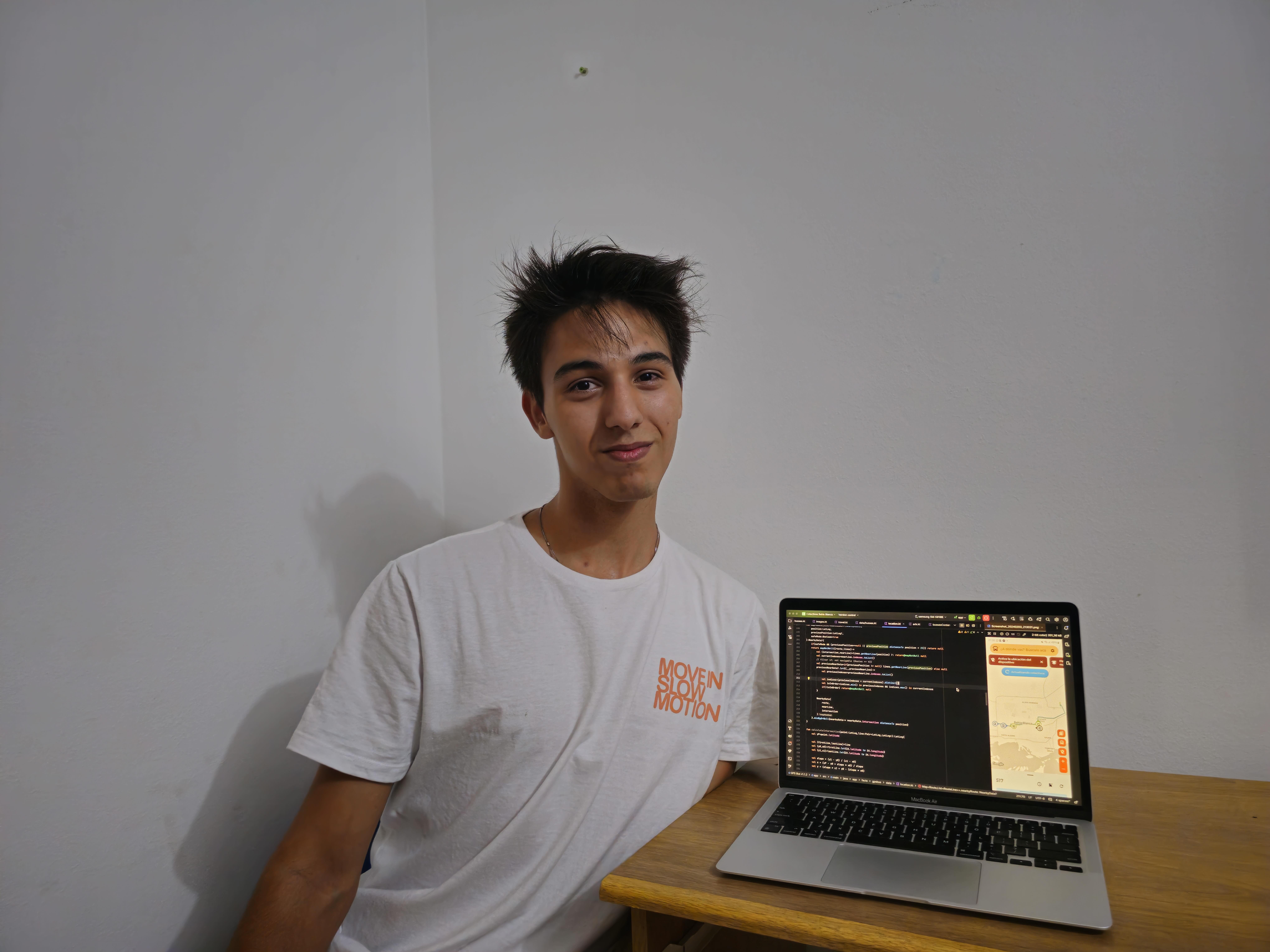 Federico Corzo mostrando el desarrollo de la app Colectivos Bahía Blanca